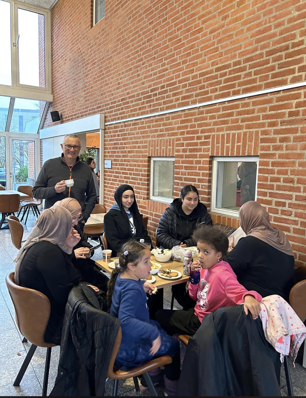 Familier og frivillige samlet om kaffebordet